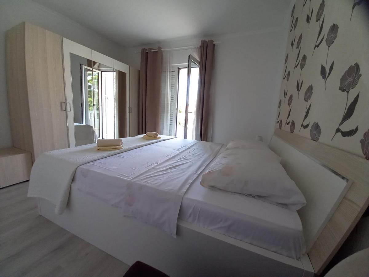 Apartmani Dijana Palit Exterior photo