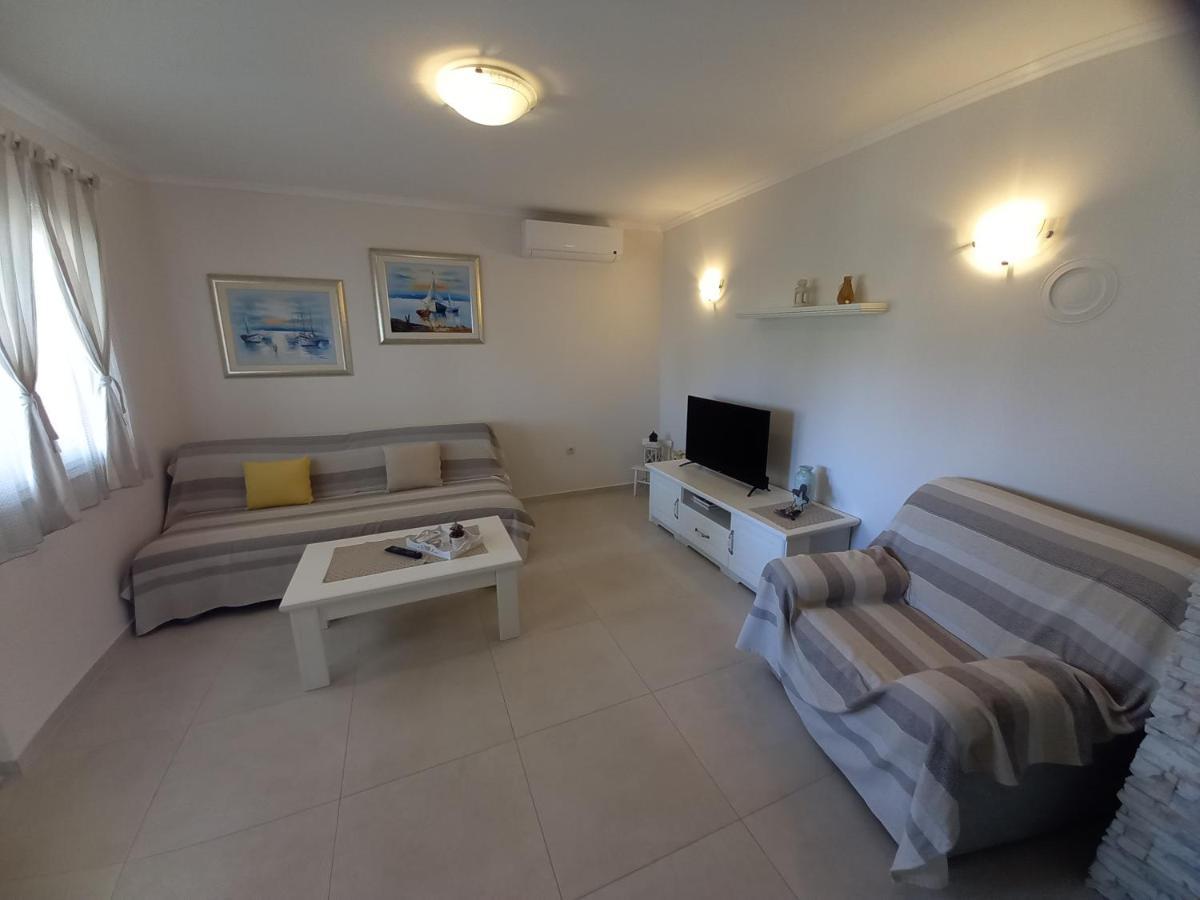 Apartmani Dijana Palit Exterior photo